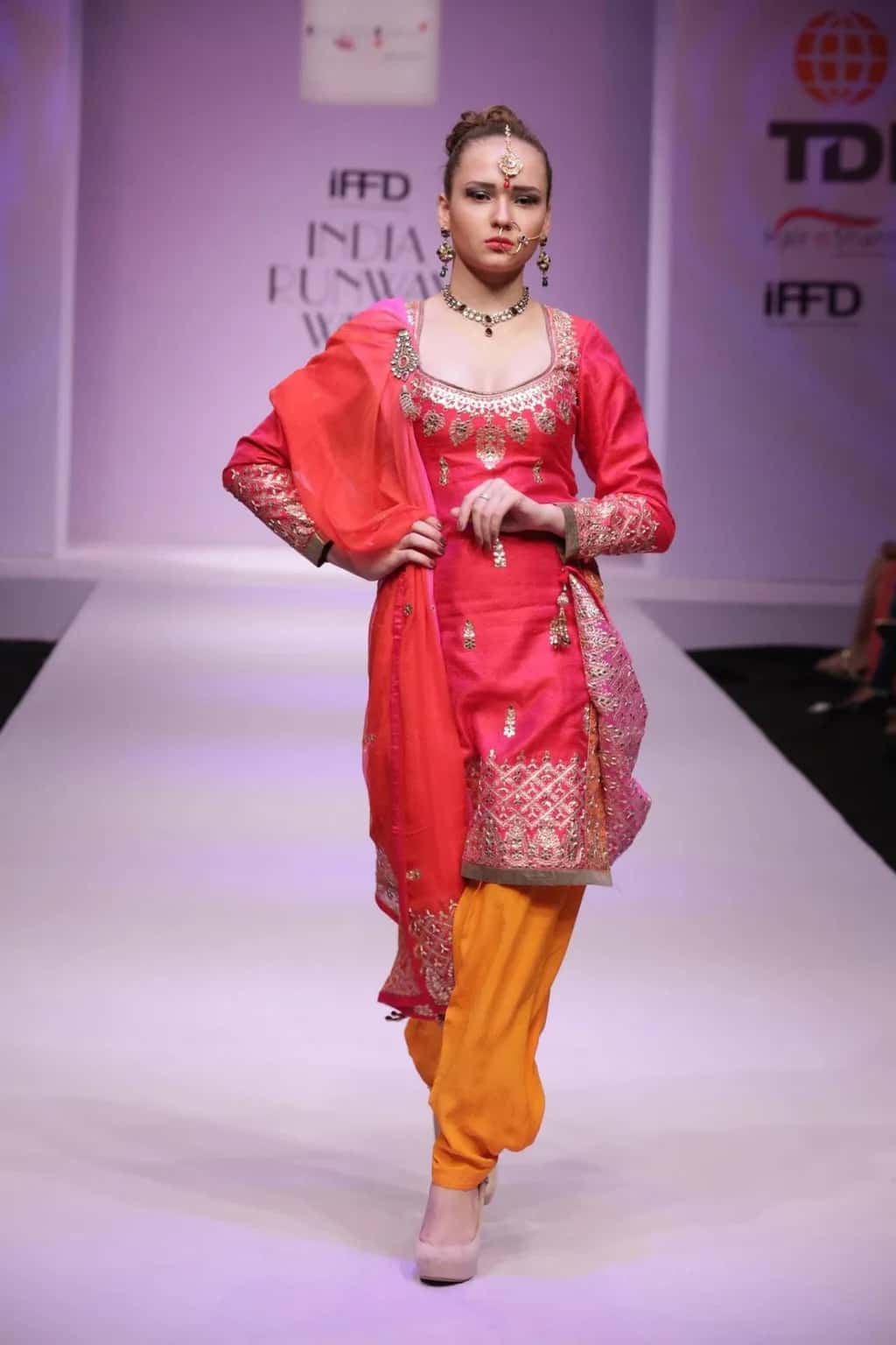 Red Aari Salwar Suit thumbnail 3