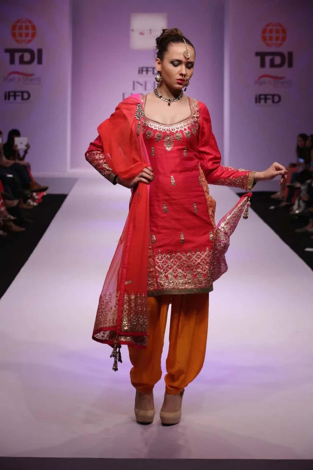 Red Aari Salwar Suit thumbnail 4