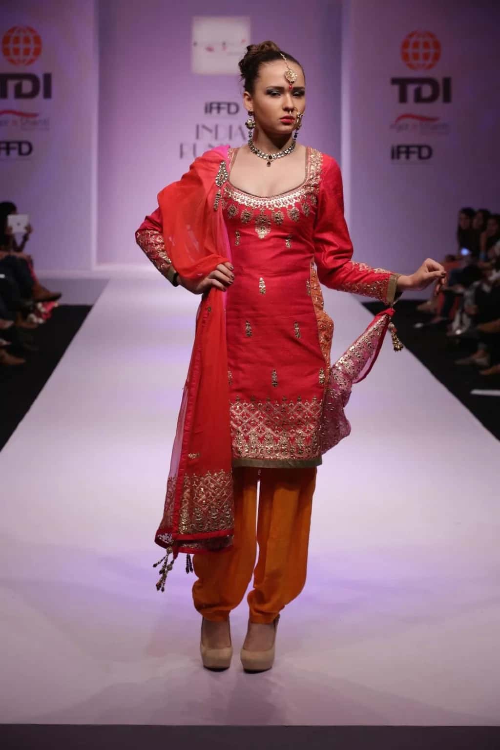 Red Aari Salwar Suit thumbnail 5